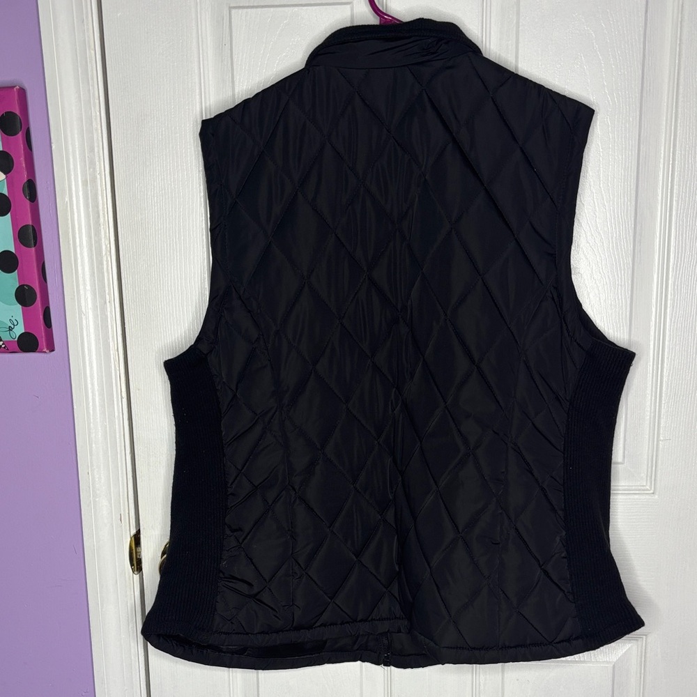 Stylish Women's Black Quilted Vest - Picture 5 of 6